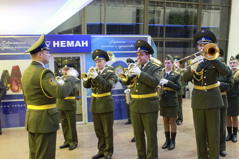 Оркестр гремит басами, трубач выдувает медь