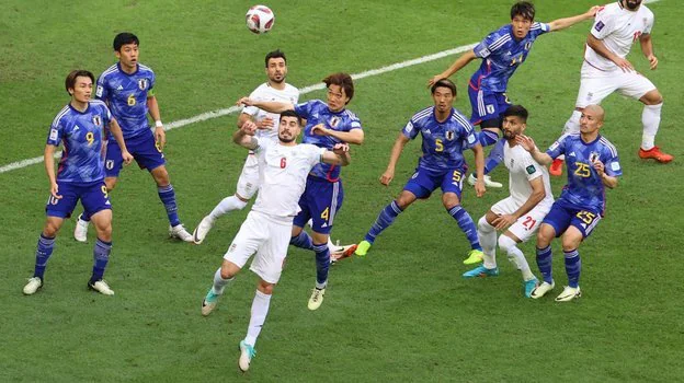 Продолдительглсть исры в бвскет. Футбольный судья с табло. Продолжительность матча в футболе. Два тайма по 15 минут. Продолжительность 1 тайма в футболе.