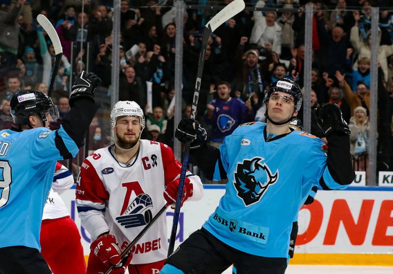 Мне всего 6. Юмор про дождь в картинках. Сокращение six мем. Мне всего 6. Мне всего 6.